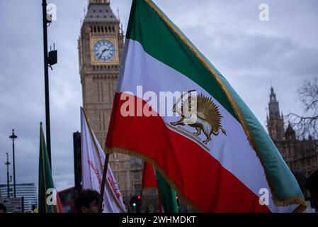 London, Großbritannien. Februar 2024. Ein Demonstrant hält während der Anglo-iranischen Gemeinde eine große iranische Flagge, um den Druck des iranischen Volkes auf eine neue Revolution zu unterstützen. Die anglo-iranische Gemeinschaft gedachte zusammen mit den Anhängern des Nationalen Widerstandsrates des Iran (NCRI) den 45. Jahrestag der demokratischen Revolution im Iran, die das theokratische Regime 1979 unterdrückte. (Foto: Loredana Sangiuliano/SOPA Images/SIPA USA) Credit: SIPA USA/Alamy Live News Stockfoto