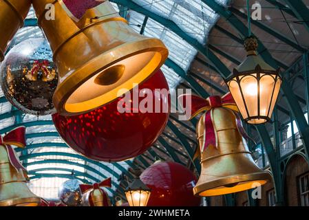 Festliche Weihnachtsdekoration auf dem Londoner Markt mit goldenen Glocken und Kugeln Stockfoto