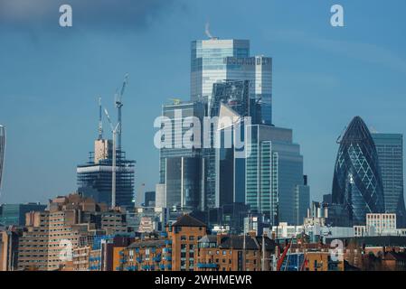 Tagsüber Skyline des Londoner Finanzviertels mit dem berühmten Gherkin Building Stockfoto