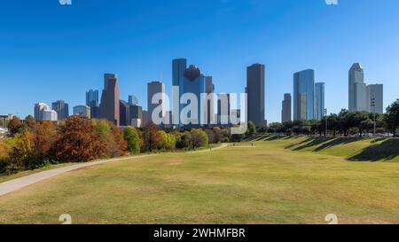 Skyline der Innenstadt von Houston am sonnigen Tag im Buffalo Bayou Park, Houston, Texas, USA Stockfoto