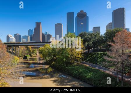 Houston Downtown am sonnigen Herbsttag im Buffalo Bayou Park, Texas, USA Stockfoto