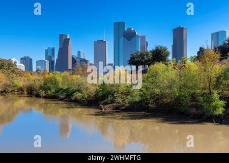 Skyline der Innenstadt von Houston am sonnigen Tag im Buffalo Bayou Park, Houston, Texas, USA Stockfoto