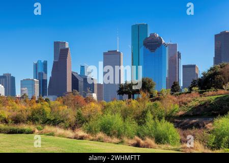 Skyline der Innenstadt von Houston am sonnigen Tag im Buffalo Bayou Park, Houston, Texas, USA Stockfoto