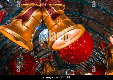 Weihnachtsfeierlichkeiten und goldene Glocken in London Town Stockfoto