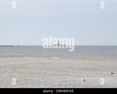 U.S. Coast Guard Cutter Reliable (WMEC 626) und Crew Transit zum Pier, 10. Februar 2024, in Virginia Beach, Virginia. Reliable kehrte nach einer zweimonatigen Sicherheitspatrouille in der Florida Straits und Windward Passage nach Hause zurück. (Foto der US-Küstenwache von Kayla Gill) Stockfoto