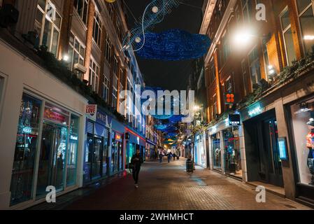 Weihnachtsabend Lichter und geschäftige Einkäufer auf den Straßen Londons Stockfoto