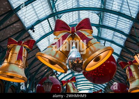 Erleben Sie die festliche Ausstellung der Weihnachtsglocken und -Kugeln in London, Großbritannien. Stockfoto