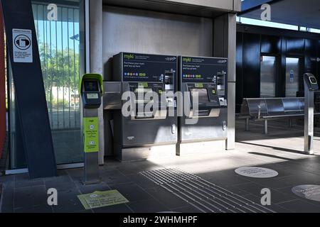 MyKi Ticketautomaten am Eingang zum Bahnhof Ormond, an einem sonnigen Tag Stockfoto