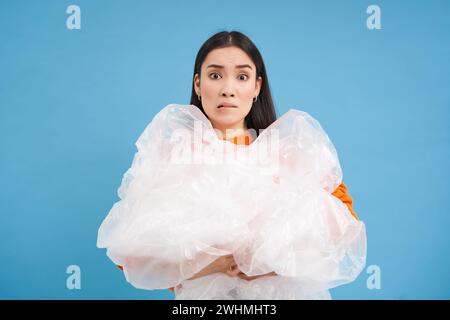 Eine verärgerte Frau, die jede Menge Plastik in den Händen hält, die sich mit dem Sortieren von Müll beschäftigt sieht, eine Öko-Aktivistin kämpft für Naturschutz Stockfoto