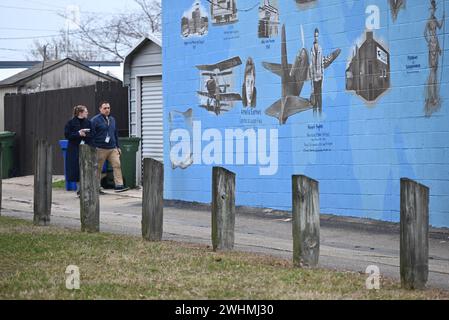 Baltimore, Maryland, USA. Februar 2024. (NEU) Mordermittler spazieren am Freitagabend durch den Tatort, um mit den Anwohnern zu sprechen und zu sehen, ob sie etwas gehört oder gesehen haben, nachdem eine Schießerei im Block 6500 der Parnell Avenue in Baltimore, Maryland, stattgefunden hat. 10. Februar 2024, Baltimore, Maryland, USA: Gegen 21:24 Uhr, am Freitagabend, reagierten Polizeibeamte auf den Block 6500 der Parnell Avenue, um einen Anruf für eine nicht reagierende Person zu untersuchen. Bei der Ankunft beobachteten Polizisten einen 30-jährigen Mann, der nicht reagiert. Die Sanitäter reagierten auf den Tatort und sprachen den VI aus Stockfoto