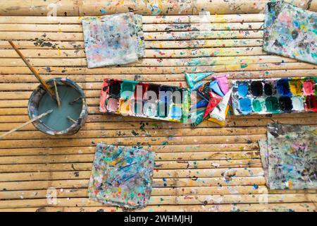 Aquarelle und Pinsel auf Holztischhintergrund Stockfoto