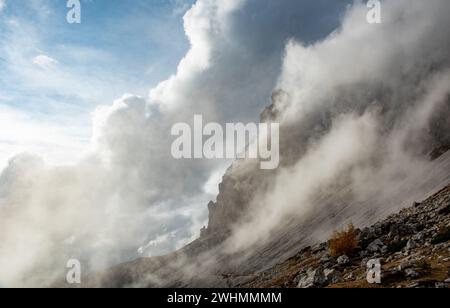 Bewölkte, neblige Berggipfel, die morgens mit Nebel bedeckt sind. Dolomiten-Felsenberge Italien Stockfoto