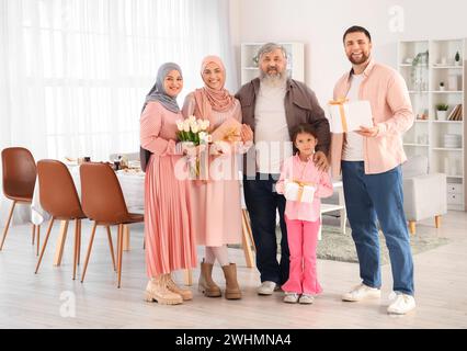 Glückliche muslimische Familie mit Geschenken zu Hause. Ramadan-Feier Stockfoto