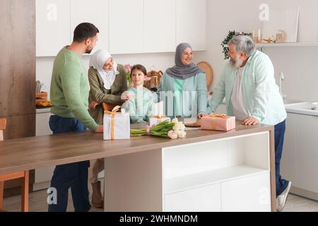 Glückliche muslimische Familie mit Geschenken in der Küche. Ramadan-Feier Stockfoto