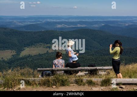 Senderistas en la cresta de polonina Carynska Stockfoto