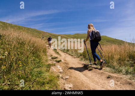 Senderistas en la cresta de polonina Carynska Stockfoto