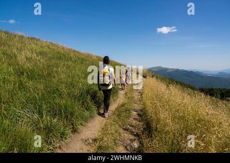 Senderistas en la cresta de polonina Carynska Stockfoto