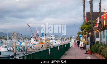 Fisherman's Village in Marina del Rey, Kalifornien, ein Einkaufszentrum am Wasser und eine Touristenattraktion am Hafen mit Booten, die im Yachthafen angedockt sind Stockfoto