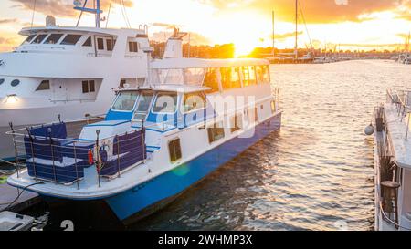 Boote und Yachten ankern bei Sonnenuntergang an den Docks in Marina del Rey, Kalifornien Stockfoto