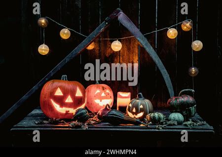 Halloween - Jack O' Lanterns - Kerzen und Fadenlichter Auf Holztisch Stockfoto