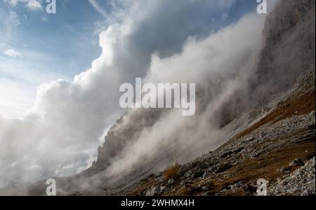 Bewölkte, neblige Berggipfel, die morgens mit Nebel bedeckt sind. Dolomiten-Felsenberge Italien Stockfoto