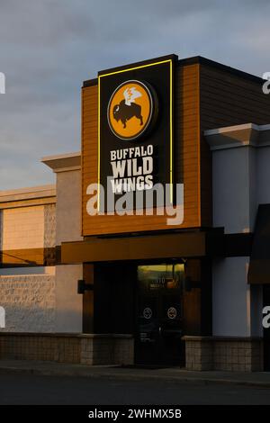 Marysville, WA, USA - 7. Februar 2024; beleuchtetes Schild im Abendlicht im Buffalo Wild Wings Restaurant Stockfoto