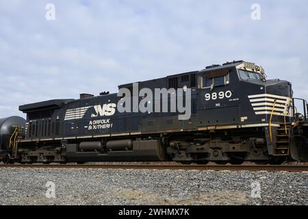 Stanwood, WA, USA – 7. Februar 2024; Norfolk Southern Lokomotive 9890 mit Name und Logo Stockfoto