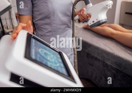 Nahaufnahme des Monitors des Geräts für die Vakuumwalzenmassage. Stockfoto