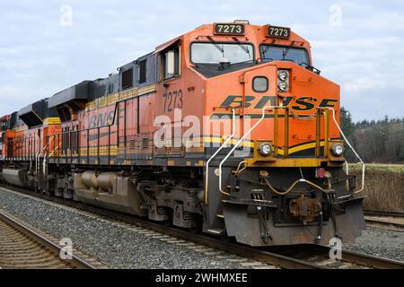 Stanwood, WA, USA - 7. Februar 2024; Großaufnahme der BNSF-Lokomotive ES44DC Nummer 7273 mit Logo und Swoosh-Design Stockfoto