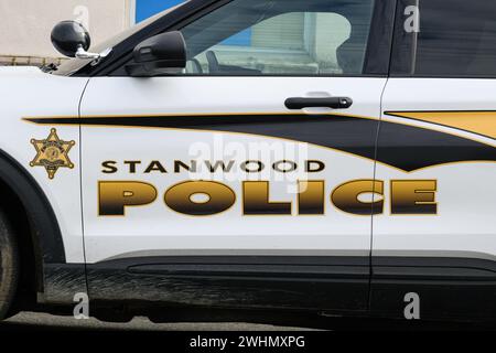 Stanwood, WA, USA - 7. Februar 2024; Name der Abteilung auf der Seite des Stanwood Police Car mit Schild Stockfoto