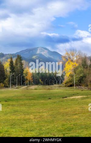 Bansko Herbstpanorama mit Bergen, Bulgarien Stockfoto