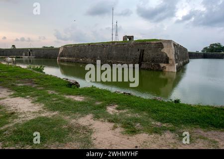 Ein Teil des alten niederländischen Forts, umgeben von einem Graben bei Jaffna im Norden Sri Lankas. Sie wurde 1680 n. Chr. über der ursprünglichen portugiesischen Festung errichtet Stockfoto