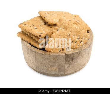 Getreidecracker mit Flachs- und Sesamsamen in einer Schüssel isoliert auf weiß Stockfoto