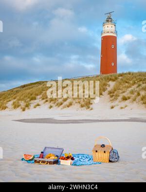 Picknick am Strand von Texel Netherlands, ein Paar mit Picknick am Strand von Texel Stockfoto