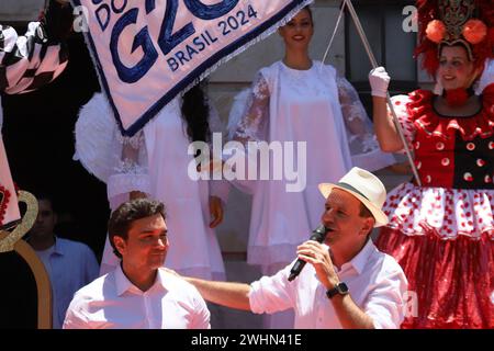 Rio De Janeiro, Brasilien. Februar 2024. Celso Sabino de Oliveira, Minister für Tourismus, und Eduardo Paes (PSD/RJ), Bürgermeister von Rio de Janeiro, während der Übergabe der Schlüssel der Stadt an den Königlichen Hof des Karnevals von Rio de Janeiro im Jahr 2024, gewählt in einem Wettbewerb, der von Riotur im Palácio da City in Botafogo am Freitag, 9. Quelle: Brazil Photo Press/Alamy Live News Stockfoto