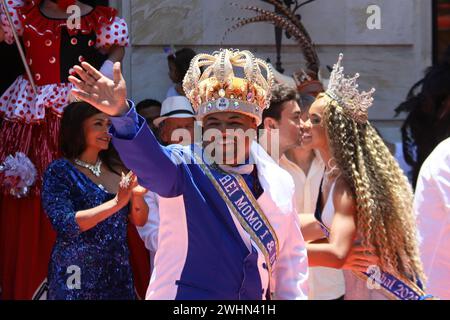 Rio De Janeiro, Brasilien. Februar 2024. Caio César, König Momo, und Gabriela Mendes, Königin des Karnevals, während der Übergabe der Schlüssel der Stadt an den Königlichen Hof des Karnevals von 2024, gewählt in einem von Riotur abgehaltenen Wettbewerb im Stadtpalast in Botafogo, diesen Freitag, 9. Quelle: Brazil Photo Press/Alamy Live News Stockfoto