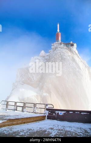 Die Bergstation von Aiguille du Midi bei Chamonix im Nebel Stockfoto