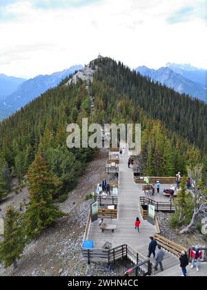 Der Sulphur Mountain Peak im Banff National Park ist über eine Wanderung oder Gondel erreichbar, mit Aussichtsplattformen. Stockfoto