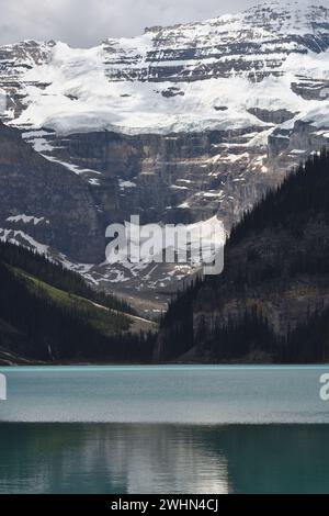 Der schneebedeckte Mount Victoria in den Rocky Mountains dominiert den Blick über Lake Louise im Banff National Park, Alberta, Kanada Stockfoto