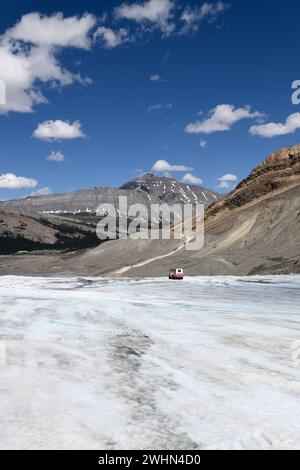 Ein Geländewagen wartet auf den steilen Felsaufstieg vom Columbia Eisfeld Athabasca Glacier im Jasper National Park, Alberta Stockfoto