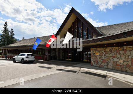 Flaggen zieren den Eingang zum Fairmont Jasper Park Lodge Hotel in Jasper, Alberta, Kanada. Stockfoto