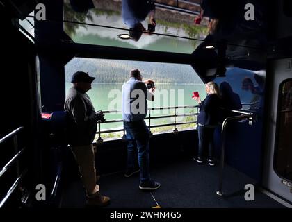 Menschen, die Fotos im Freiluftwagen auf der Rocky Mountaineer-Zugfahrt durch Westkanada machen Stockfoto