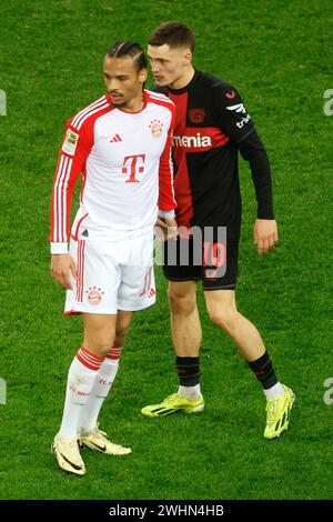 Leverkusen, Deutschland 1. Fussball-Bundesliga, 21. Spieltag, Spieltag 21 Bayer 04 Leverkusen : FC Bayern München 3-0 10. 02. 2024 in der Bay-Arena in Leverkusen Leroy SANE (FCB) li.- und Florian WIRTZ (LEV) re.- Foto: Norbert Schmidt, Düsseldorf Stockfoto