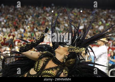 SÃO PAULO, SP. 09.02.2024 - CARNAVAL-SP - Musa da bateria Kelly de Paula Lima da Escola de Samba Dragões da Real durante desfile de Carnaval no Sambódromo do Anhembi, região norte de São Paulo, no dia 9 fevereiro de 2024. (Foto: Marina Uezima/Brazil Photo Press/Folhapress) Credit: Brazil Photo Press/Alamy Live News Stockfoto