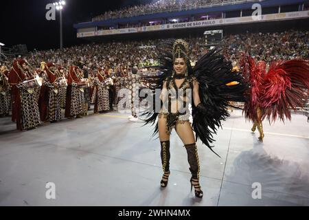 SÃO PAULO, SP. 09.02.2024 - CARNAVAL-SP - Musa da bateria Kelly de Paula Lima da Escola de Samba Dragões da Real durante desfile de Carnaval no Sambódromo do Anhembi, região norte de São Paulo, no dia 9 fevereiro de 2024. (Foto: Marina Uezima/Brazil Photo Press/Folhapress) Credit: Brazil Photo Press/Alamy Live News Stockfoto