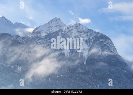 Berg bedeckt mit Schnee und Nebel. Alpenlandschaft in Italien, Europa. Schneebedeckte Berge Stockfoto