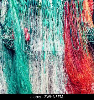 Fischernetze, Seile und Schwimmer. Nahaufnahme von Fischernetzen im Freien Stockfoto