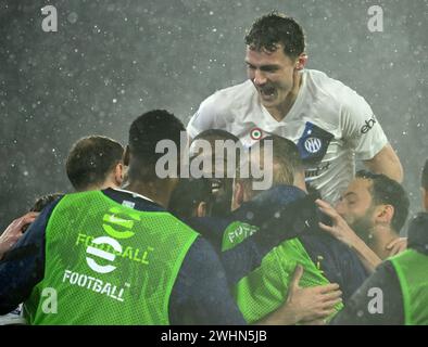 Rom, Italien. Februar 2024. Spieler des FC Inter feiern während eines Fußballspiels der Serie A zwischen Roma und dem FC Inter am 10. Februar 2024 in Rom. Quelle: Augusto Casasoli/Xinhua/Alamy Live News Stockfoto