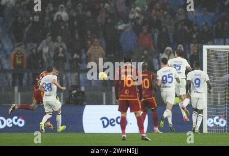 Rom, Italien. Februar 2024. Gianluca Mancini (1. L) erzielte sein Tor während eines Fußballspiels der Serie A zwischen Roma und dem FC Inter in Rom, Italien, am 10. Februar 2024. Quelle: Augusto Casasoli/Xinhua/Alamy Live News Stockfoto