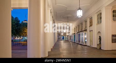 Theaterkolonnaden mit Blick auf das Kurhaus, Hessisches Staatstheater, Wiesbaden, Deutschland, Europa Stockfoto